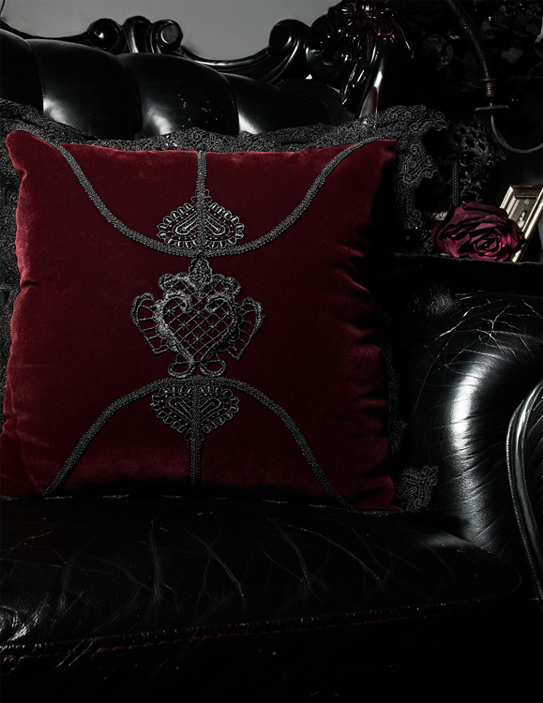 Gothic Lifestyle Produkte für ein dunkelromantisches Zuhause - von Sofakissen & Decken bis hin zu dekorativem Geschirr