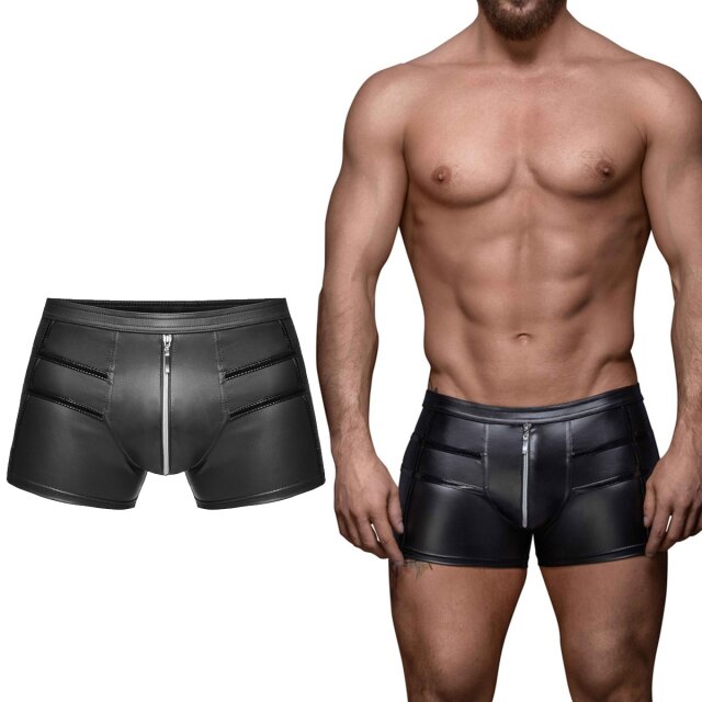 Hautenge Noir Handmade Herren-Hotpants (H006) aus Power-Wetlook mit Reißverschluss vorne und horizontalen Lackstreifen für maskuline Looks von verführerisch bis düster-verwegen.