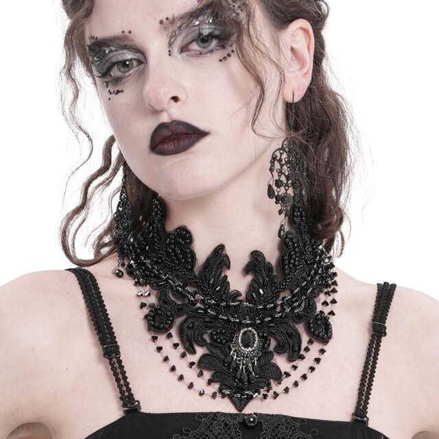 Opulente Gothic-Halskette (EAS029) aus schwarzer Spitze mit barocker Perlenstickerei, silberfarbenen Kettchen mit schwarzen Steinen und großem Zierstein im Strassrahmen – Schmuck für den Ball der Schatten