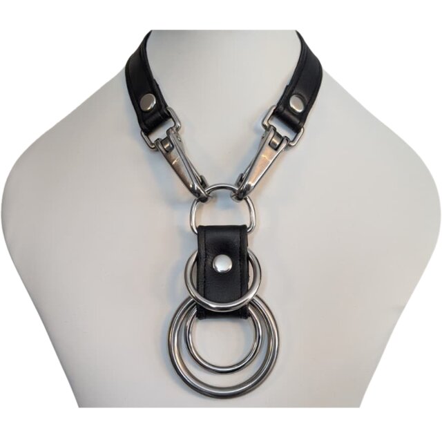 Halsband aus Kunstleder mit schweren Edelstahl-O-Ringen...
