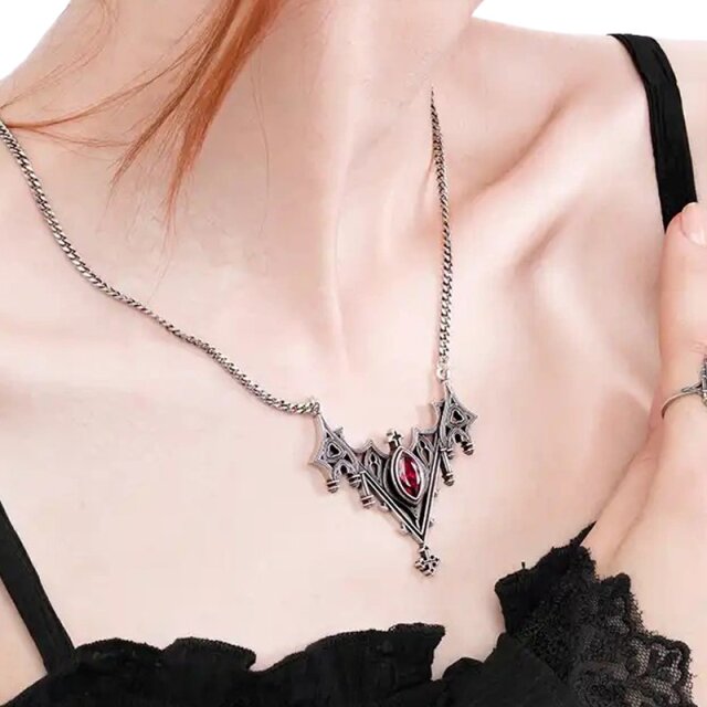 Restyle Gothic Halskette Relique mit rotem Stein