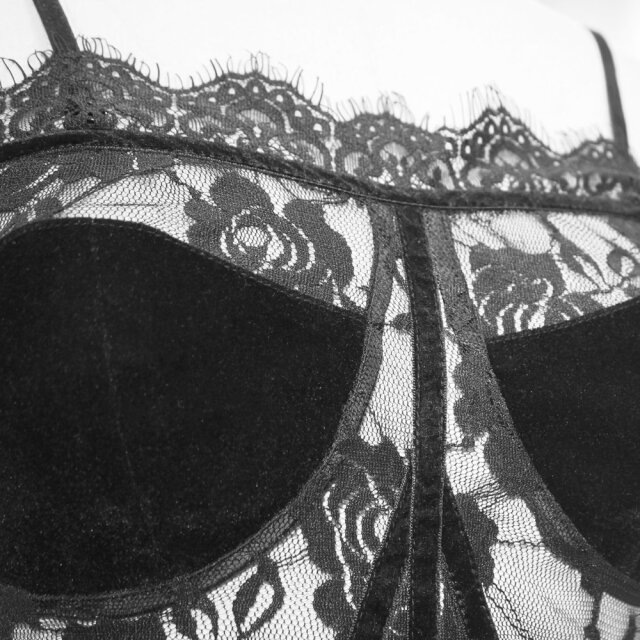 Strap top Dark Romance made of lace with lacing