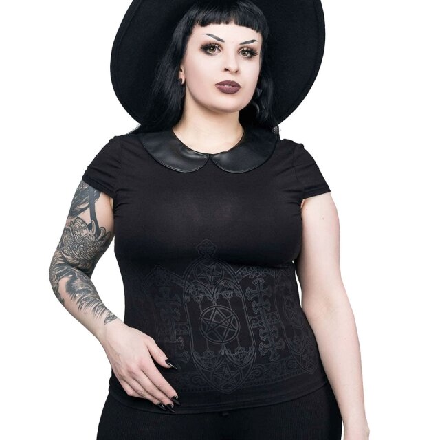 KILLSTAR Althea Top - Leichtes Kurzarm-Shirt mit süßem Bubi-Kragen aus Kunstleder und dezentem gotischen Druck