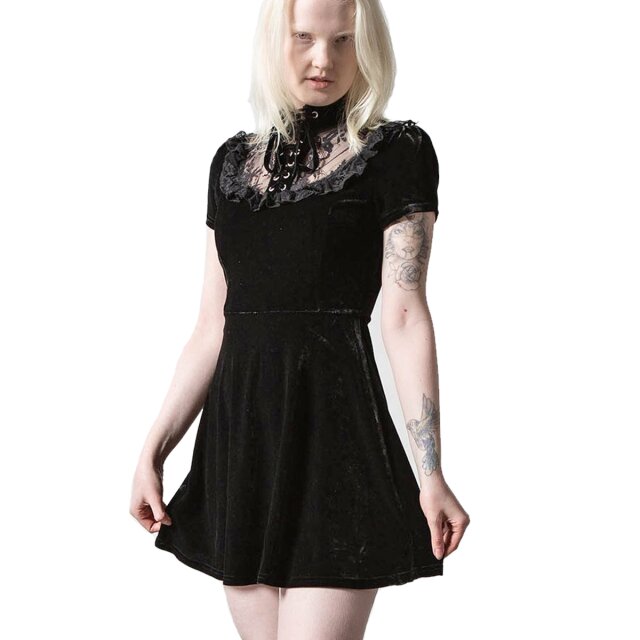 KILLSTAR Evernight Minikleid aus elastischem Samt und hauchfeiner floraler Spitze. Ein Miniklei mit leicht ausgestelltem Rock, kurzen Puffärmeln Stehkragen und einer dunkelromantischen Schnürung auf dem Spitzen-Dekolleté