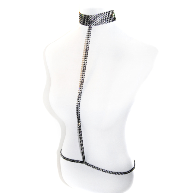 Mondin Strass-besetzter Körperschmuck aus einem glitzernden Halsband das mit einem leichten Strass-Band um die Taille verbunden ist.