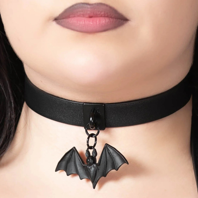 KILLSTAR Little Bats Choker - tiefschwarzes Gothic-Halsband aus Kunstleder mit süßem, schwarzen Fledermausanhänger