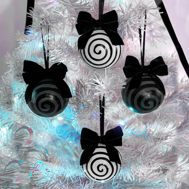 KILLSTAR Downward Spiral Ornaments - Gothic Christmas tree decoration set in ball shape in black/grey and white/black with spiral graphic and velvet bows