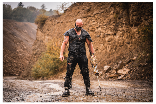 Endzeit Fotoshooting im Stile von Mad Max- Erfahrt in unserem Blog-Beitrag, wie Jens als apokalyptischer Held mit Steampunk-Fantasiewaffe wirkungsvoll im Steinbruch-Matsch abgelichtet wurde.